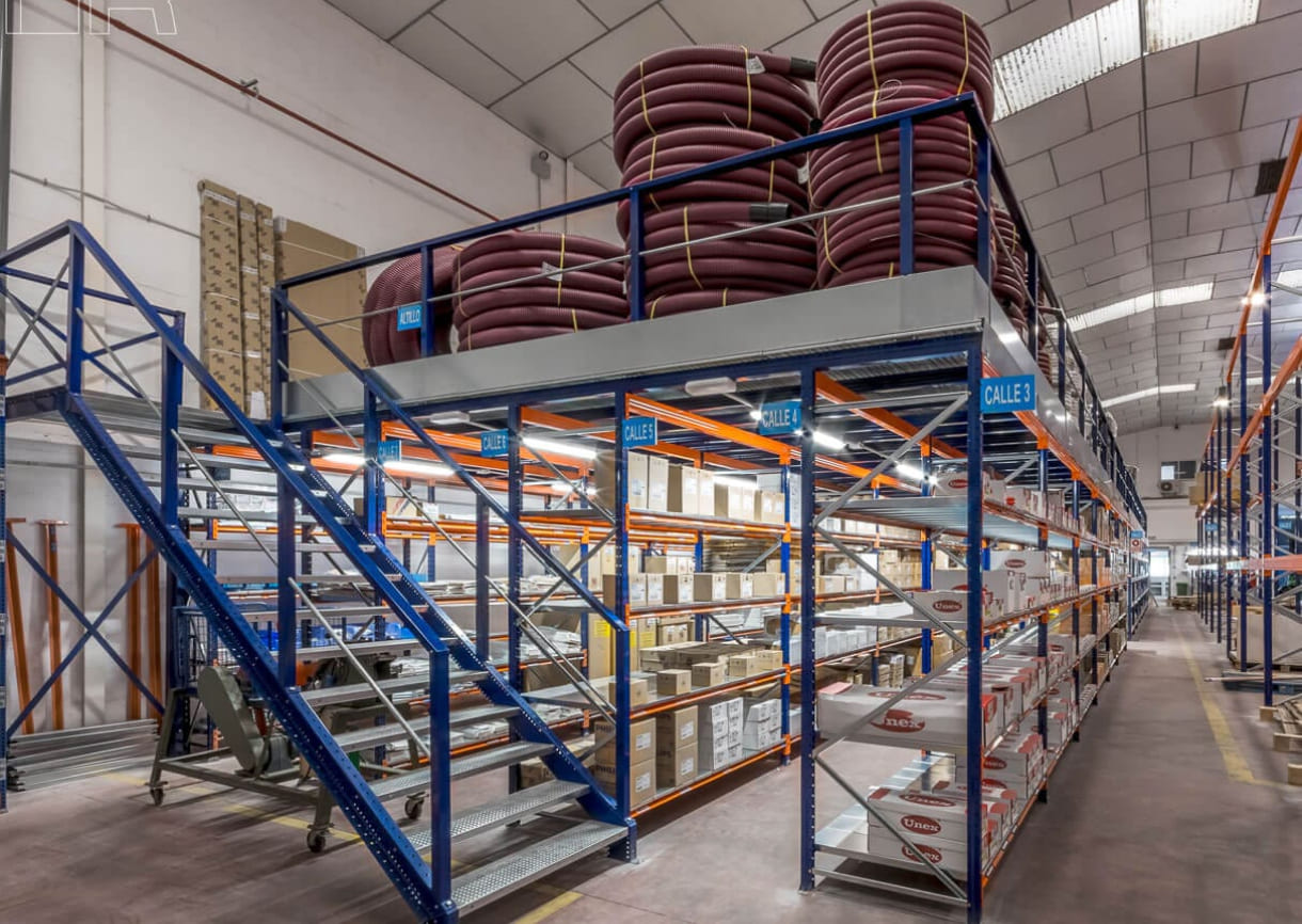 Adaptable and flexible mezzanine shelving